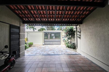 Casa à venda com 1078m², 4 quartos e 5 vagas Casa à venda com 1078m², 4 quartos e 5 vagasGaragem