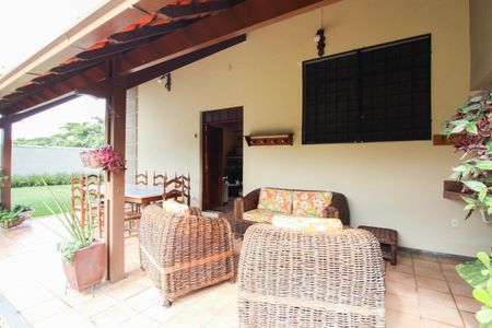 Casa à venda com 1078m², 4 quartos e 5 vagas Casa à venda com 1078m², 4 quartos e 5 vagasVaranda