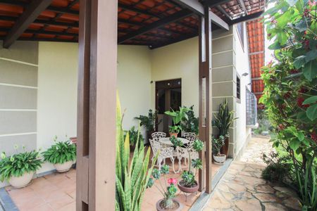Casa à venda com 1078m², 4 quartos e 5 vagas Casa à venda com 1078m², 4 quartos e 5 vagasVaranda