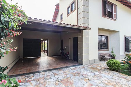 Casa à venda com 1078m², 4 quartos e 5 vagas Casa à venda com 1078m², 4 quartos e 5 vagasGaragem