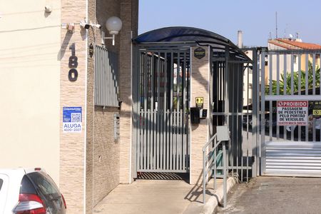 Apartamento para alugar com 40m², 2 quartos e 1 vagaPlaca instalada na fachada do condomínio - Código da placa: YEEJ-436