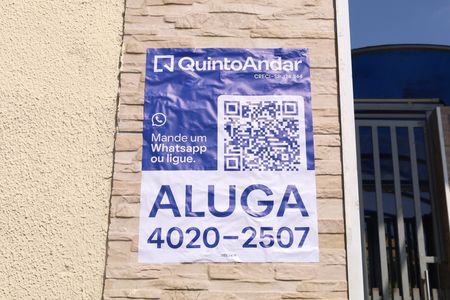 Apartamento para alugar com 40m², 2 quartos e 1 vagaPlaca instalada na fachada do condomínio - Código da placa: YEEJ-436