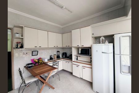 Casa à venda com 381m², 3 quartos e 3 vagas Casa à venda com 381m², 3 quartos e 3 vagasCozinha