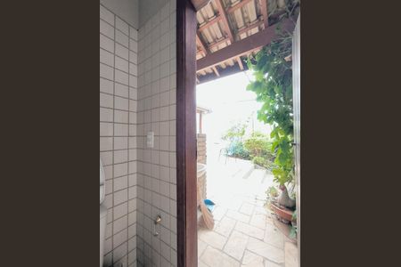 Casa à venda com 381m², 3 quartos e 3 vagas Casa à venda com 381m², 3 quartos e 3 vagasBanheiro fundos