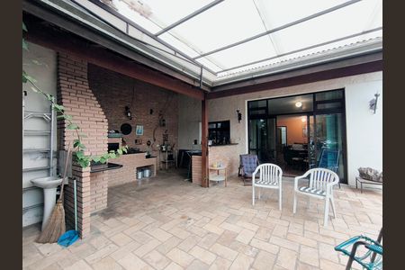Casa à venda com 381m², 3 quartos e 3 vagas Casa à venda com 381m², 3 quartos e 3 vagasQuintal / Churrasqueira