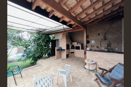 Casa à venda com 381m², 3 quartos e 3 vagas Casa à venda com 381m², 3 quartos e 3 vagasQuintal / Churrasqueira
