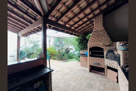 Casa à venda com 381m², 3 quartos e 3 vagas Casa à venda com 381m², 3 quartos e 3 vagasQuintal / Churrasqueira