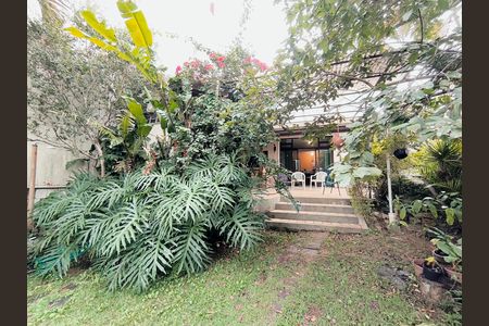 Casa à venda com 381m², 3 quartos e 3 vagas Casa à venda com 381m², 3 quartos e 3 vagasQuintal / Churrasqueira
