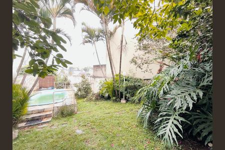 Casa à venda com 381m², 3 quartos e 3 vagas Casa à venda com 381m², 3 quartos e 3 vagasQuintal / Churrasqueira