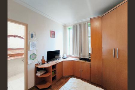 Casa à venda com 381m², 3 quartos e 3 vagas Casa à venda com 381m², 3 quartos e 3 vagasQuarto 1 - Suíte