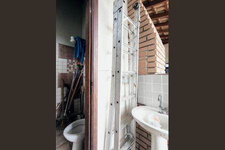 Casa à venda com 381m², 3 quartos e 3 vagas Casa à venda com 381m², 3 quartos e 3 vagasBanheiro fundos
