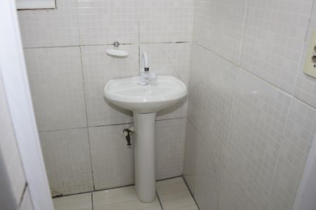 Banheiro de kitnet/studio para alugar com 1 quarto, 15m² em Jardim Irapiranga, Embu das Artes