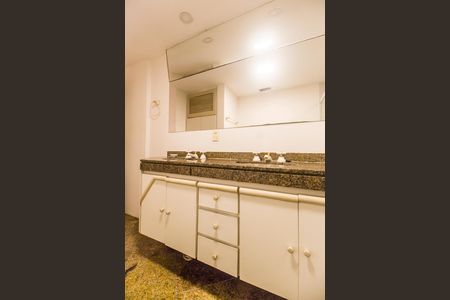 Apartamento à venda com 167m², 4 quartos e 2 vagas Apartamento à venda com 167m², 4 quartos e 2 vagasBanheiro da Suíte