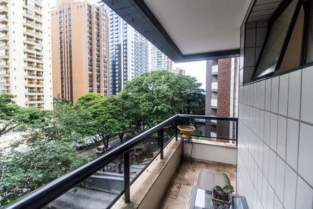 Apartamento à venda com 167m², 4 quartos e 2 vagas Apartamento à venda com 167m², 4 quartos e 2 vagasVaranda