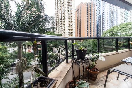 Apartamento à venda com 167m², 4 quartos e 2 vagas Apartamento à venda com 167m², 4 quartos e 2 vagasVaranda