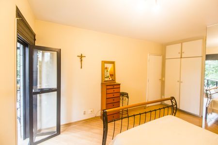 Apartamento à venda com 167m², 4 quartos e 2 vagas Apartamento à venda com 167m², 4 quartos e 2 vagasSuíte