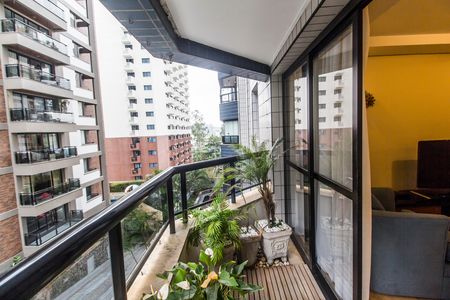 Apartamento à venda com 167m², 4 quartos e 2 vagas Apartamento à venda com 167m², 4 quartos e 2 vagasVaranda