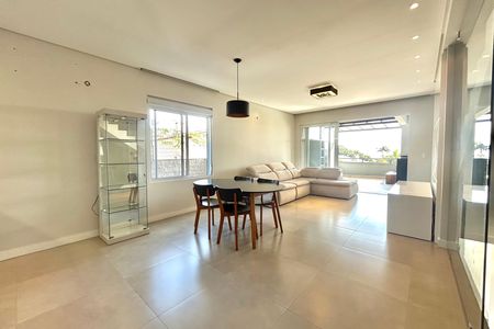 Casa para alugar com 289m², 4 quartos e 2 vagas Casa para alugar com 289m², 4 quartos e 2 vagasSala