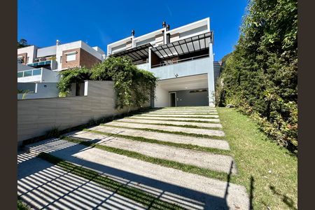 Casa para alugar com 289m², 4 quartos e 2 vagas Casa para alugar com 289m², 4 quartos e 2 vagasFachada