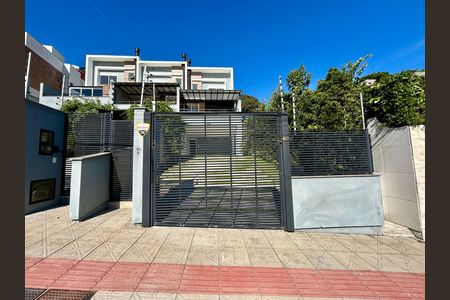 Casa para alugar com 289m², 4 quartos e 2 vagas Casa para alugar com 289m², 4 quartos e 2 vagasFachada