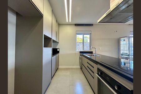 Casa para alugar com 289m², 4 quartos e 2 vagas Casa para alugar com 289m², 4 quartos e 2 vagasCozinha