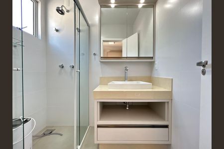 Casa para alugar com 289m², 4 quartos e 2 vagas Casa para alugar com 289m², 4 quartos e 2 vagasBanheiro suíte 2