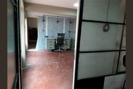 Casa à venda com 4 quartos, 215m² em Vila Romero, São Paulo