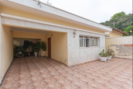 Casa à venda com 160m², 3 quartos e 4 vagas Casa à venda com 160m², 3 quartos e 4 vagasFachada