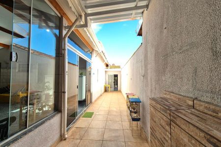 Casa à venda com 180m², 3 quartos e 3 vagasCorredor 