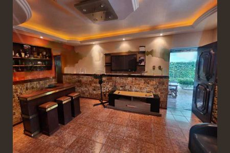 Casa à venda com 258m², 3 quartos e 3 vagas
