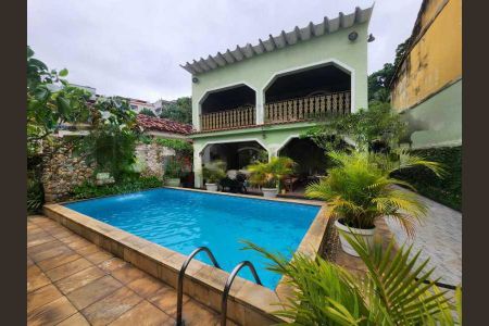 Casa à venda com 258m², 3 quartos e 3 vagas