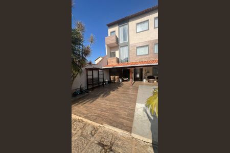 Casa para alugar com 304m², 5 quartos e 3 vagas Casa para alugar com 304m², 5 quartos e 3 vagasÁrea externa