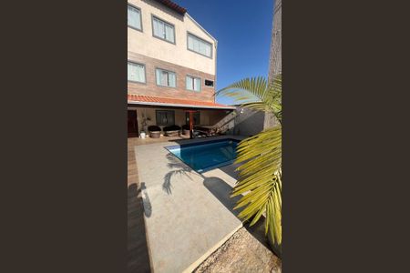 Casa para alugar com 304m², 5 quartos e 3 vagas Casa para alugar com 304m², 5 quartos e 3 vagasÁrea externa
