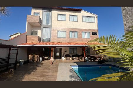 Casa para alugar com 304m², 5 quartos e 3 vagas Casa para alugar com 304m², 5 quartos e 3 vagasÁrea externa