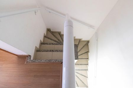 Casa de condomínio para alugar com 75m², 2 quartos e 1 vaga Casa de condomínio para alugar com 75m², 2 quartos e 1 vagaEscada