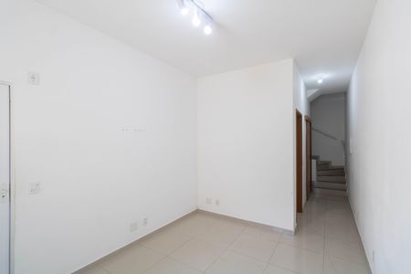 Sala de casa de condomínio para alugar com 2 quartos, 75m² em Senador Vasconcelos, Rio de Janeiro