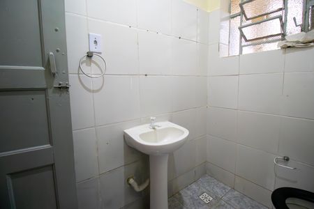 Banheiro de casa para alugar com 1 quarto, 55m² em Ramos, Rio de Janeiro