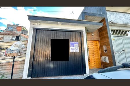 Placa instalada na fachada do imóvel  de casa para alugar com 2 quartos, 300m² em Jardim Alice, Guarulhos