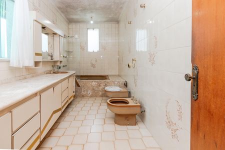 Casa para alugar com 296m², 3 quartos e 3 vagas Casa para alugar com 296m², 3 quartos e 3 vagasBanheiro da Suíte 1
