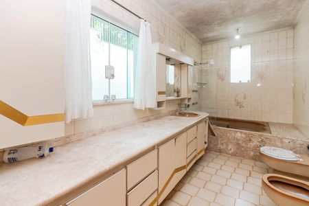 Casa para alugar com 296m², 3 quartos e 3 vagas Casa para alugar com 296m², 3 quartos e 3 vagasBanheiro da Suíte 1