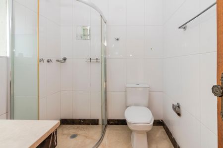 Casa para alugar com 296m², 3 quartos e 3 vagas Casa para alugar com 296m², 3 quartos e 3 vagasBanheiro do Suíte 2