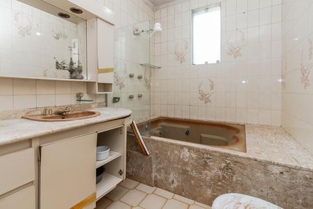 Casa para alugar com 296m², 3 quartos e 3 vagas Casa para alugar com 296m², 3 quartos e 3 vagasBanheiro da Suíte 1