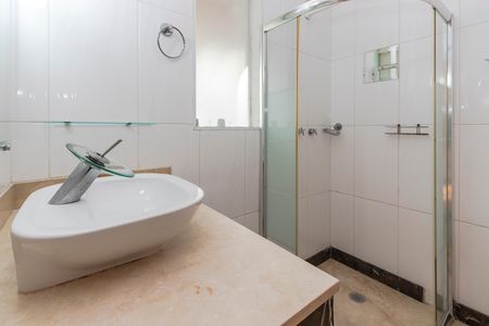 Casa para alugar com 296m², 3 quartos e 3 vagas Casa para alugar com 296m², 3 quartos e 3 vagasBanheiro do Suíte 2