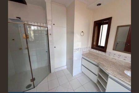 Casa para alugar com 380m², 3 quartos e 4 vagas Casa para alugar com 380m², 3 quartos e 4 vagasBanheiro 1