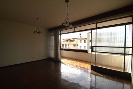 Casa para alugar com 460m², 6 quartos e 4 vagas Casa para alugar com 460m², 6 quartos e 4 vagasSala de Estar 03 - 2° Piso