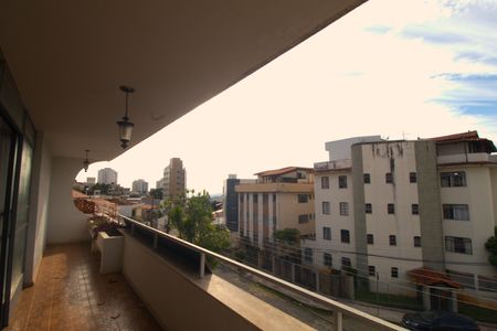 Casa para alugar com 460m², 6 quartos e 4 vagas Casa para alugar com 460m², 6 quartos e 4 vagasVaranda 02- 2° Piso