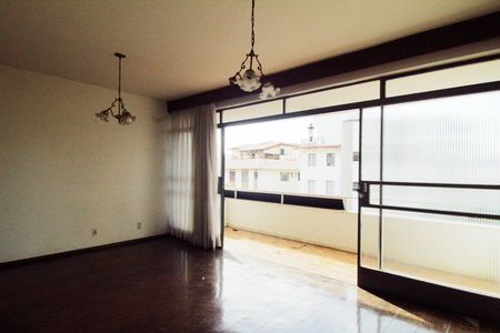 Casa para alugar com 460m², 6 quartos e 4 vagas Casa para alugar com 460m², 6 quartos e 4 vagasSala de Estar 02 - 2° Piso