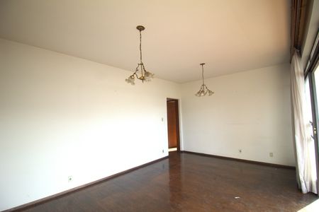 Casa para alugar com 460m², 6 quartos e 4 vagas Casa para alugar com 460m², 6 quartos e 4 vagasSala de Estar 03 - 2° Piso