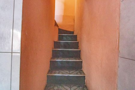 Casa à venda com 102m², 2 quartos e 2 vagas Casa à venda com 102m², 2 quartos e 2 vagasEscada