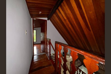 Casa de condomínio para alugar com 350m², 6 quartos e 6 vagas Casa de condomínio para alugar com 350m², 6 quartos e 6 vagasEscada Acesso quartos 2 e 3